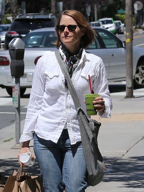 Jodie Foster porte fièrement son alliance dans les rues de Beverly Hills le 24 avril 2014. L'actrice s'est mariée en secret avec sa compagne Alexandra Hedison le week-end dernier