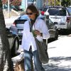 Jodie Foster porte fièrement son alliance dans les rues de Beverly Hills le 24 avril 2014. L'actrice s'est mariée en secret avec sa compagne Alexandra Hedison le week-end dernier
