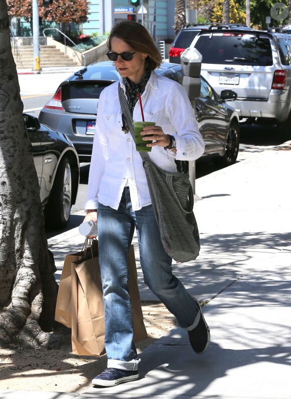Jodie Foster porte fièrement son alliance dans les rues de Beverly Hills le 24 avril 2014. L'actrice s'est mariée en secret avec sa compagne Alexandra Hedison le week-end dernier