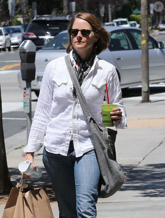 Jodie Foster porte fièrement son alliance dans les rues de Beverly Hills le 24 avril 2014. L'actrice s'est mariée en secret avec sa compagne Alexandra Hedison le week-end dernier