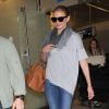 Cameron Diaz arrive à l'aéroport de Los Angeles, habillée d'un t-shirt gris, d'un jean Stella McCartney, d'un sac Céline et de bottines Maison Martin Margiela. Le 18 avril 2014.