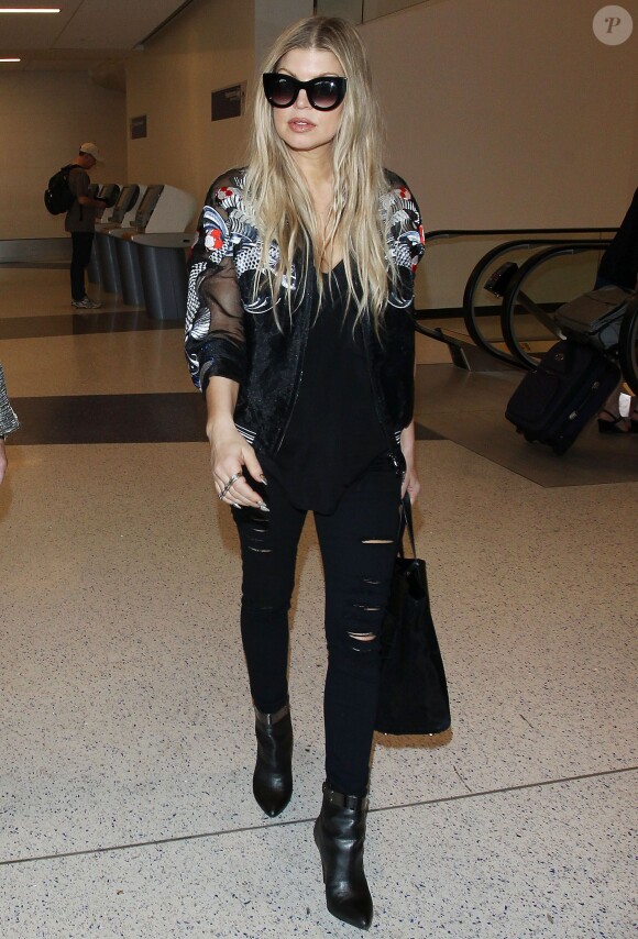 Fergie arrive à l'aéroport de Los Angeles, tout de noir vêtue avec une veste en organza à broderies 3.1 Phillip Lim. Le 24 avril 2014.