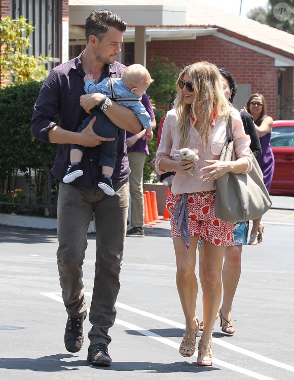 Josh Duhamel et Fergie, ravissante en chemisier et short Stella McCartney, sac gris et sandales Fergie (sa marque de chaussures), emmènent leur fils Axl à l'église pour Pâques. Los Angeles, le 20 avril 2014