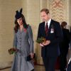Kate Middleton et le prince William ont déposé des fleurs devant la tombe du soldat inconnu au mémorial national de Canberra, le 25 avril 2014, au dernier jour de leur tournée en Australie, à l'occasion de l'Anzac Day, commémorant dans toute l'Océanie les soldats tombés au champ d'honneur.