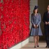 Kate Middleton et le prince William ont pu admirer le mur de coquelicots au mémorial national de Canberra, le 25 avril 2014, et déposer une fleur, au dernier jour de leur tournée en Australie, à l'occasion de l'Anzac Day, commémorant dans toute l'Océanie les soldats tombés au champ d'honneur.