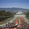 Des milliers de personnes étaient rassemblées pour l'Anzac Day, auquel Kate Middleton et le prince William ont pris part au mémorial national de Canberra, le 25 avril 2014, au dernier jour de leur tournée en Australie.