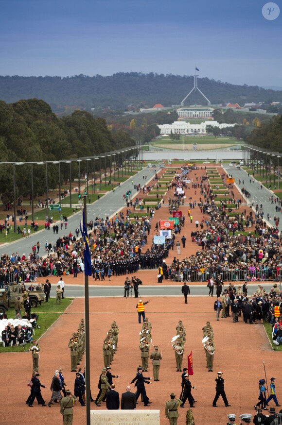 Des milliers de personnes étaient rassemblées pour l'Anzac Day, auquel Kate Middleton et le prince William ont pris part au mémorial national de Canberra, le 25 avril 2014, au dernier jour de leur tournée en Australie.