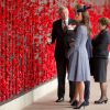 Kate Middleton et le prince William ont pu admirer le mur de coquelicots au mémorial national de Canberra, le 25 avril 2014, et déposer une fleur, au dernier jour de leur tournée en Australie, à l'occasion de l'Anzac Day, commémorant dans toute l'Océanie les soldats tombés au champ d'honneur.