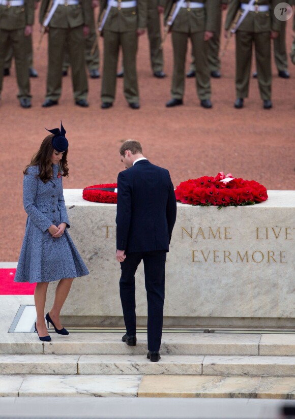 Kate Middleton et le prince William étaient au mémorial national de Canberra, le 25 avril 2014, au dernier jour de leur tournée en Australie, à l'occasion de l'Anzac Day, commémorant dans toute l'Océanie les soldats tombés au champ d'honneur.