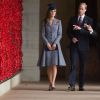 Kate Middleton et le prince William étaient au mémorial national de Canberra, le 25 avril 2014, au dernier jour de leur tournée en Australie, à l'occasion de l'Anzac Day, commémorant dans toute l'Océanie les soldats tombés au champ d'honneur.