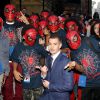 Andrew Garfield avec des fans à la première de The Amazing Spider-Man 2 au Ziegfeld Theater de New York, le 24 avril 2014.