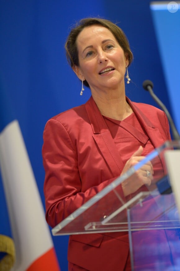 Ségolène Royal en conférence de presse à Paris le 25 avril 2014. Sans décolleté, bien entendu.