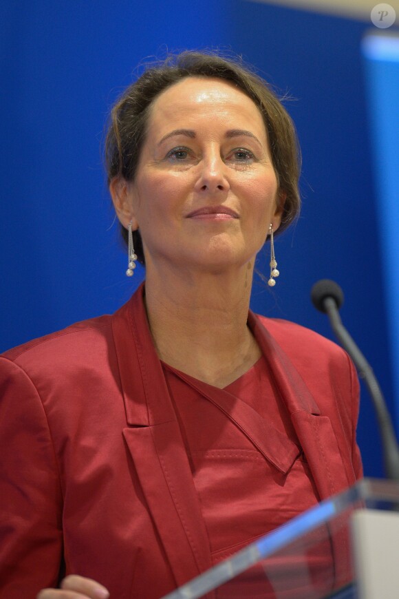 Ségolène Royal en conférence de presse à Paris le 25 avril 2014. Sans décolleté, bien entendu.