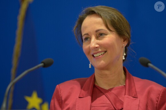 Ségolène Royal en conférence de presse à Paris le 25 avril 2014. Sans décolleté, bien entendu.