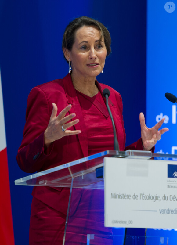 Ségolène Royal en conférence de presse à Paris le 25 avril 2014. Sans décolleté, bien entendu.