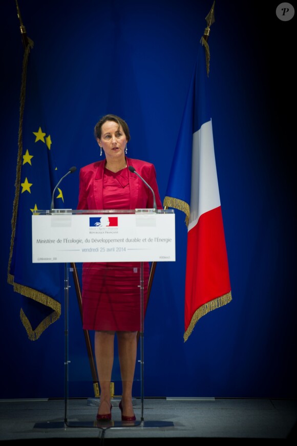 Ségolène Royal en conférence de presse à Paris le 25 avril 2014. Sans décolleté, bien entendu.
