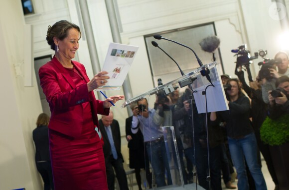 Ségolène Royal en conférence de presse à Paris le 25 avril 2014. Sans décolleté, bien entendu.