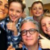 Selfie du prince Laurent en famille le 10 avril 2014, de retour à la Villa Clémentine après son hospitalisation, avec son épouse Claire et leurs enfants Louise, Nicolas et Aymeric