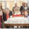 La princesse Astrid de Belgique souffle ses 50 bougies le 2 juin 1962 avec ses neveux Nicolas et Aymeric, sous les yeux du roi Albert II et de la reine Paola et du prince Laurent et de la princesse Claire. Une famille unie, en apparence...