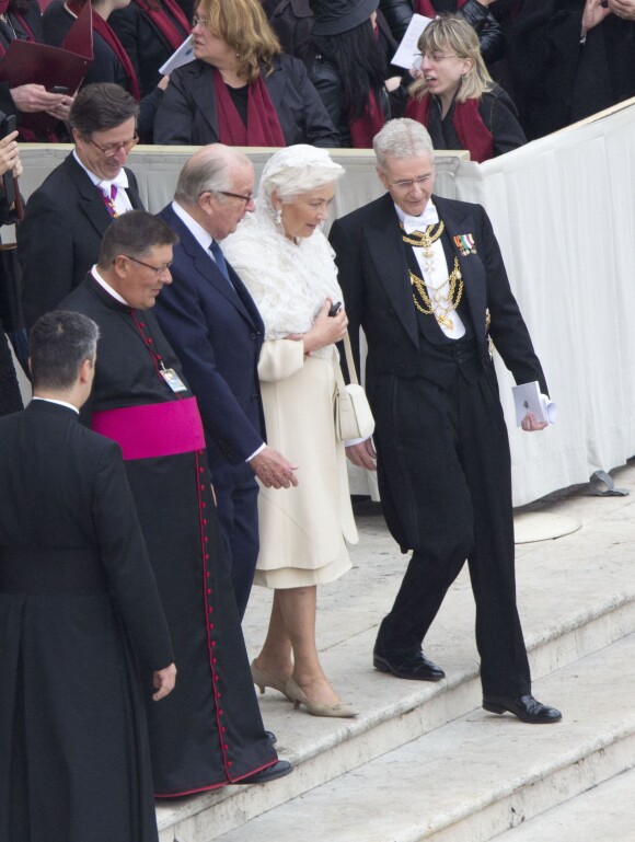 Le roi Albert et la reine Paola de Belgique lors de la messe de canonisation pour le pape Jean XXIII et le pape Jean-Paul II à Rome le 27 avril 2014