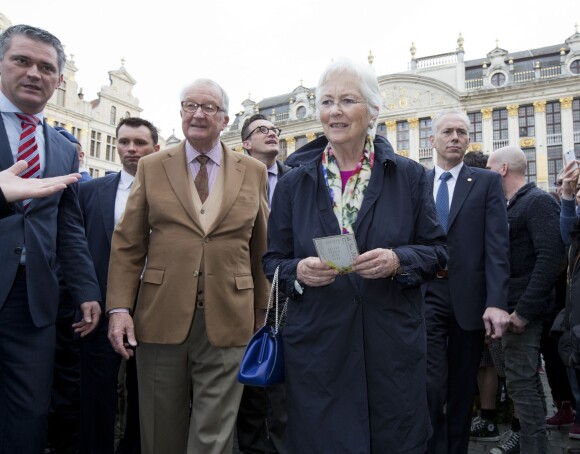 Le roi Albert II et la reine Paola de Belgique sur la Grand-Place de Bruxelles, le 19 mars 2014.
