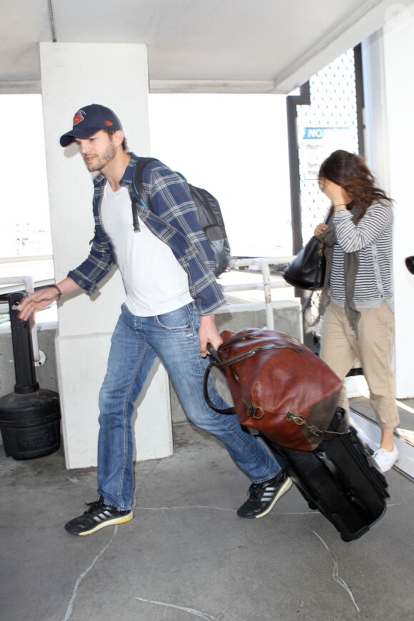 Ashton Kutcher et Mila Kunis arrivant à Los Angeles le 19 avril 2014