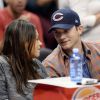 Mila Kunis et Ashton Kutcher lors d'un match de basketball à Los Angeles le 22 mars 2014