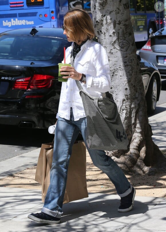 Jodie Foster porte fièrement son alliance dans les rues de Beverly Hills le 24 avril 2014. L'actrice s’est mariée en secret avec sa compagne Alexandra Hedison le week-end précédent