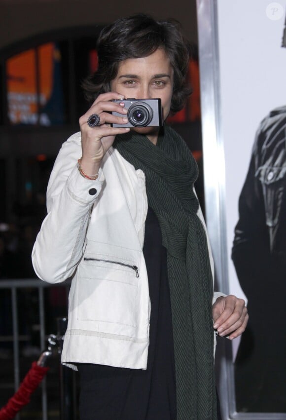 Alexandra Hedison prend en photo les photographes lors de l'avant-première du film Le Livre d'Eli à Los Angeles le 11 janvier 2010