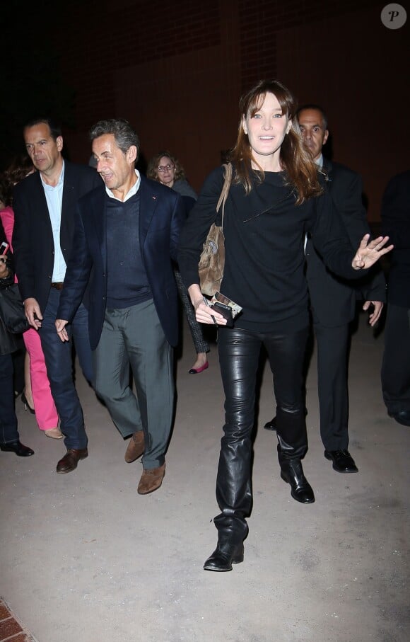 Carla-Bruni à la sortie de son concert au Luckman Fine Arts Complex de Los Angeles le 26 avril 2014 au côté de son époux Nicolas Sarkozy