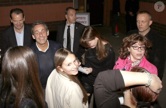 Carla-Bruni signent des autographes à la sortie de son concert au Luckman Fine Arts Complex de Los Angeles le 26 avril 2014 sous les yeux de son époux Nicolas Sarkozy