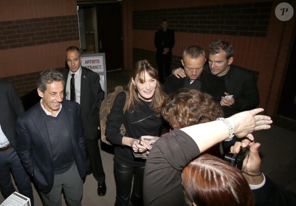 Carla-Bruni signent des autographes à la sortie de son concert au Luckman Fine Arts Complex de Los Angeles le 26 avril 2014 sous les yeux de son époux Nicolas Sarkozy