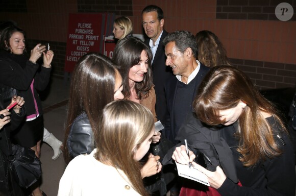 Carla-Bruni signent des autographes à la sortie de son concert au Luckman Fine Arts Complex de Los Angeles le 26 avril 2014 sous les yeux de son époux Nicolas Sarkozy
