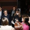 Carla-Bruni signent des autographes à la sortie de son concert au Luckman Fine Arts Complex de Los Angeles le 26 avril 2014 sous les yeux de son époux Nicolas Sarkozy