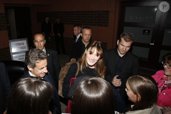 Carla-Bruni signent des autographes à la sortie de son concert au Luckman Fine Arts Complex de Los Angeles le 26 avril 2014 sous les yeux de son époux Nicolas Sarkozy