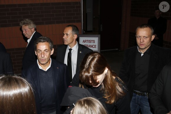 Carla-Bruni signent des autographes à la sortie de son concert au Luckman Fine Arts Complex de Los Angeles le 26 avril 2014 sous les yeux de son époux Nicolas Sarkozy