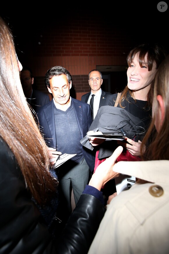 Carla-Bruni signent des autographes à la sortie de son concert au Luckman Fine Arts Complex de Los Angeles le 26 avril 2014 sous les yeux de son époux Nicolas Sarkozy