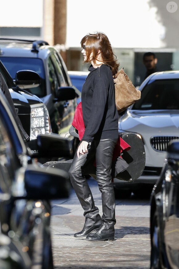Carla Bruni-Sarkozy quitte son hôtel pour se rendre à son concert au Luckman Fine Arts Complex de Los Angeles le 26 avril 2014