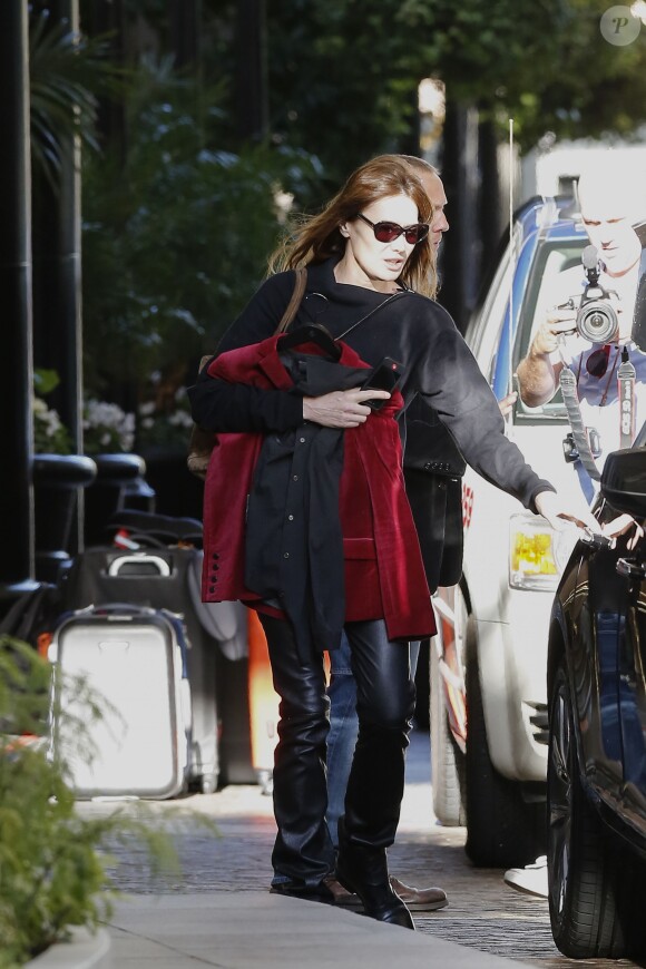Carla Bruni-Sarkozy quitte son hôtel pour se rendre à son concert au Luckman Fine Arts Complex de Los Angeles le 26 avril 2014