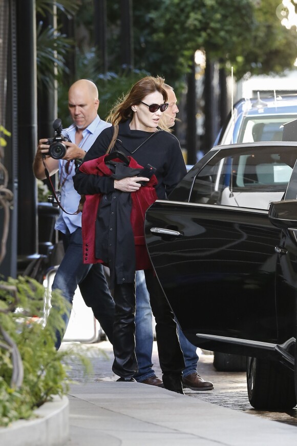 Carla Bruni-Sarkozy quitte son hôtel pour se rendre à son concert au Luckman Fine Arts Complex de Los Angeles le 26 avril 2014