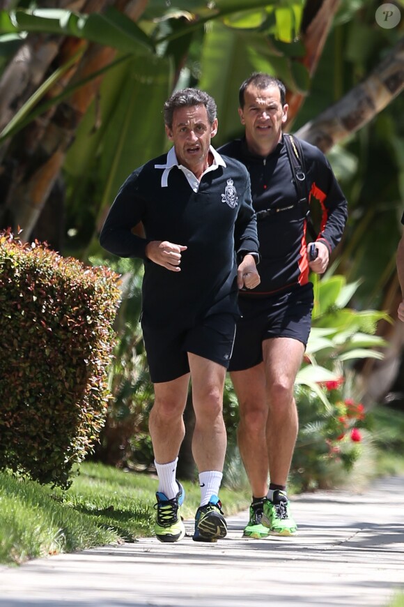 Exclusif - Nicolas Sarkozy fait son footing accompagné de 2 gardes du corps à Beverly Hills le 26 avril 2014