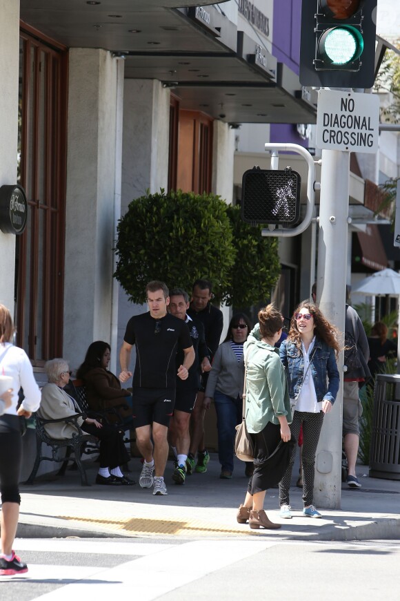 Exclusif - Nicolas Sarkozy fait son footing accompagné de 2 gardes du corps à Beverly Hills le 26 avril 2014