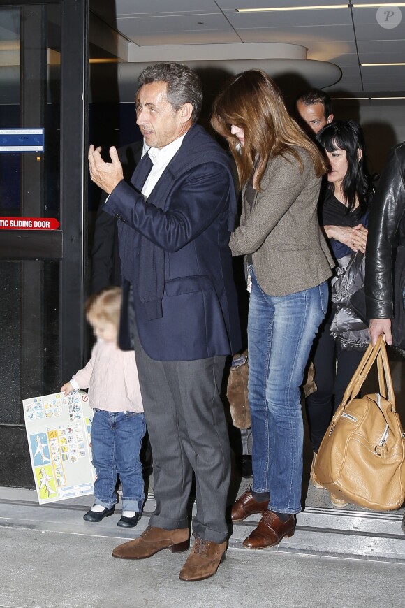 Nicolas Sarkozy, Carla Bruni-Sarkozy et leur fille Giulia à la sortie de l'aéroport LAX de Los Angeles le 25 avril 2014 où la chanteuse se produira sur scène au Luckman Fine Arts Complex de LA le 26 avril