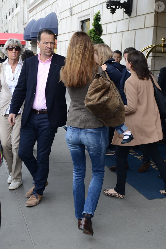 Carla Bruni, son époux Nicolas Sarkozy et leur fille Giulia quittent leur hôtel de New York le 25 avril 2014, direction Los Angeles