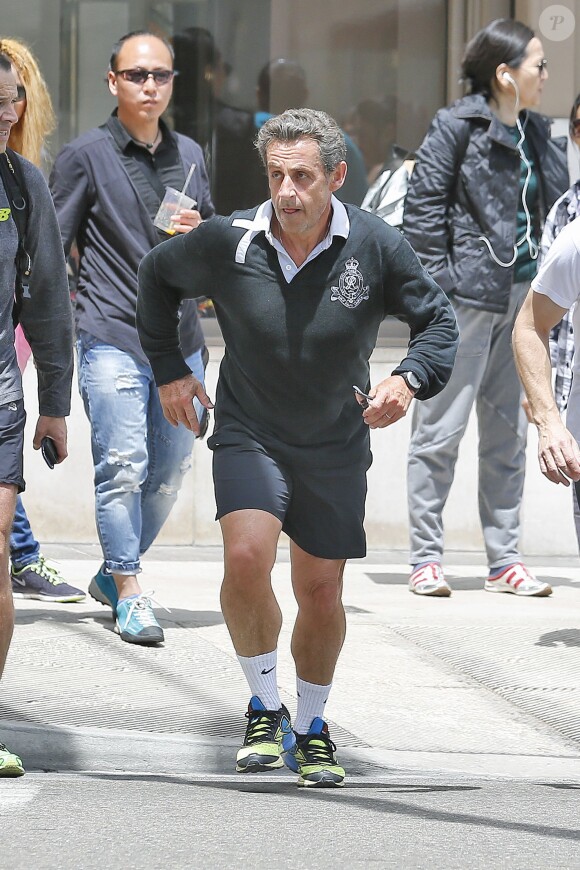 Nicolas Sarkozy, en forme, fait son jogging à Beverly Hills le 27 avril 2014.