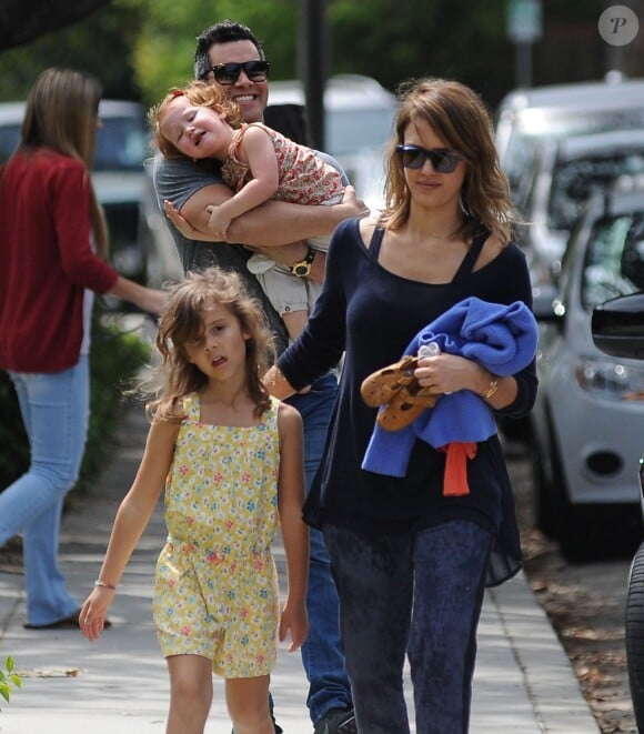 Jessica Alba, son mari Cash Warren et leurs filles Honor et Haven passent l'après-midi au parc à Beverly Hills, le 29 mars 2014. 