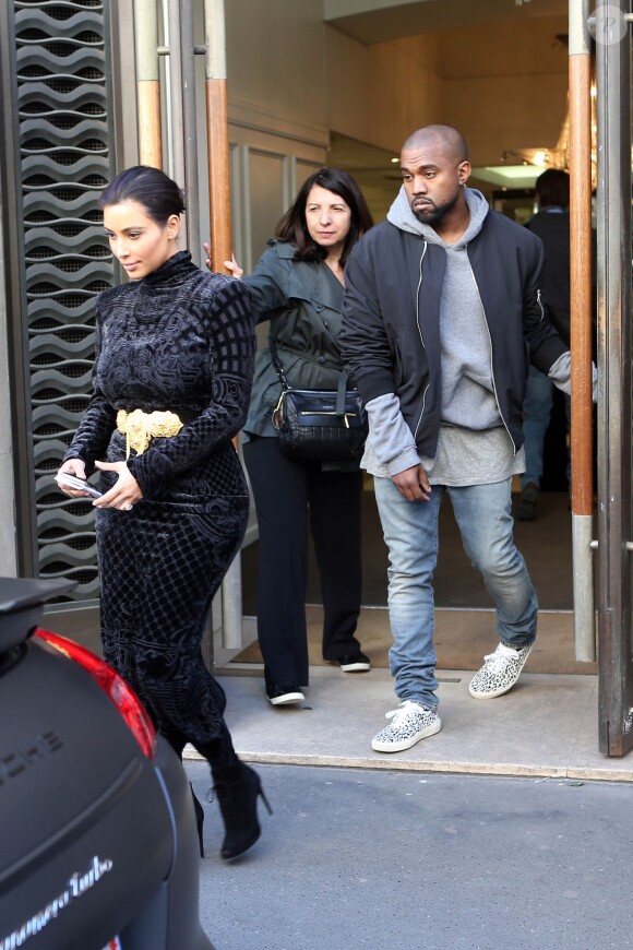 Kim Kardashian et Kanye West en pleine séance shopping à Paris, le 14 avril 2014.