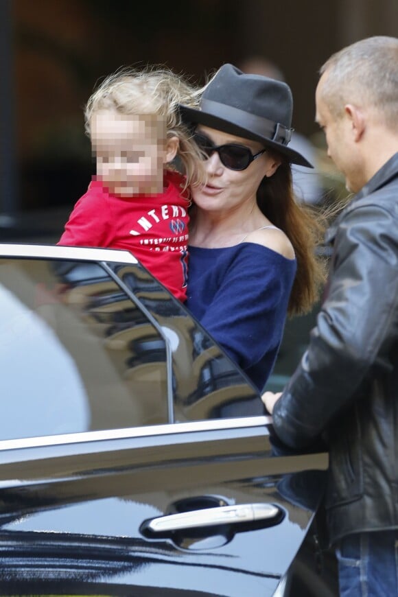 Nicolas Sarkozy, Carla Bruni et leur petite Giulia, quittent leur hôtel à Los Angeles, pour se rendre à l'aéroport LAX de Los Angeles, le 29 avril 2014.