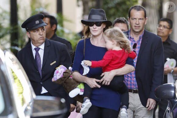 Nicolas Sarkozy, Carla Bruni et Giulia, quittent leur hôtel à Los Angeles, pour se rendre à l'aéroport LAX de Los Angeles, le 29 avril 2014.