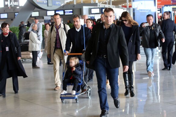 Nicolas Sarkozy, Carla-Bruni Sarkozy et leur fille Giulia à l'aéroport de Roissy le 30 avril 2014.